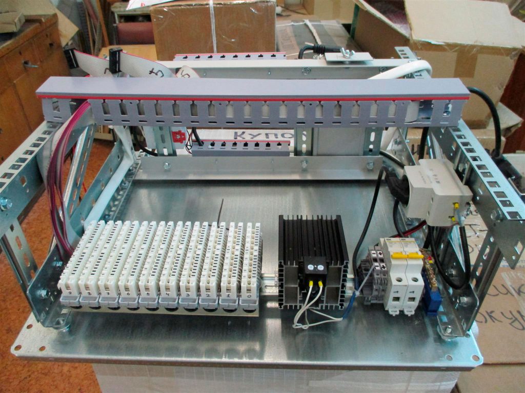 Фото монтажной панели станционного кросса в шкафу IP65